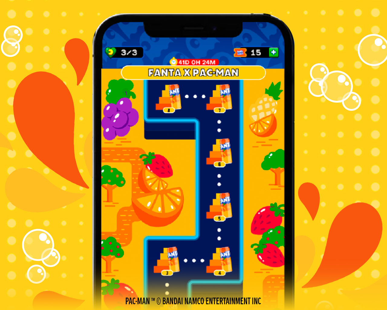 Interfaz del juego para celulares Android y IPhone de Fanta Pac-Man que muestra un nivel del laberinto con frutas y los fantasmas de colores. 