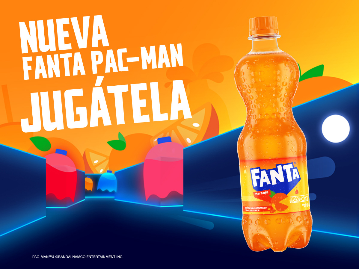 Botella de la nueva Fanta Pac-Man siendo perseguida por fantasmas de colores del juego Pac-Man en un laberinto. Por encima, un texto que dice “Nueva Fanta Pac-man Juégatela”, junto a los logotipos de Fanta y Pac-Man.