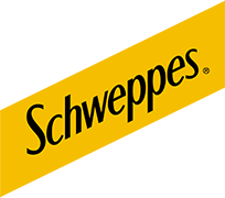 Εννιά μπουκάλια με διαφορετικές γεύσεις της Schweppes πίσω από το λογότυπο της Schweppes.