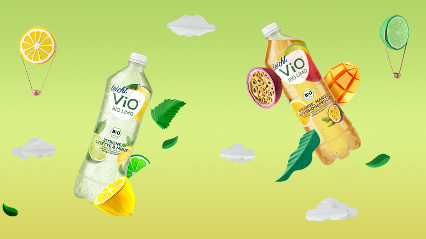 Zwei Flaschen ViO BiO LiMO leicht vor hellgrünem Hintergrund, rechts der Text „Weniger Zucker, ganz viel Geschmack“. Rechts unten sind drei Bio-Zertifizierungslogos zu sehen.