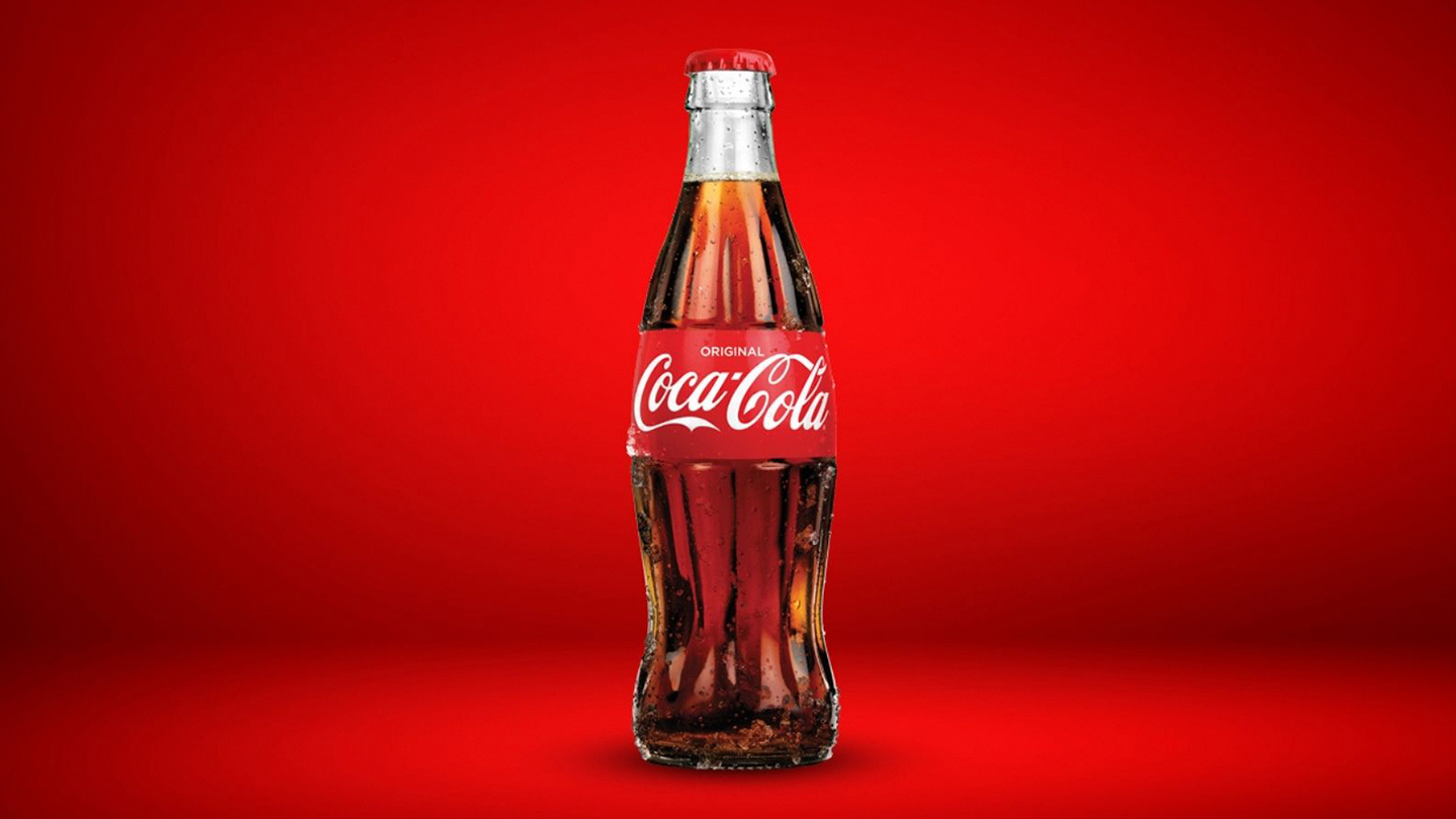 Une bouteille de Coca-Cola avec un fond rouge