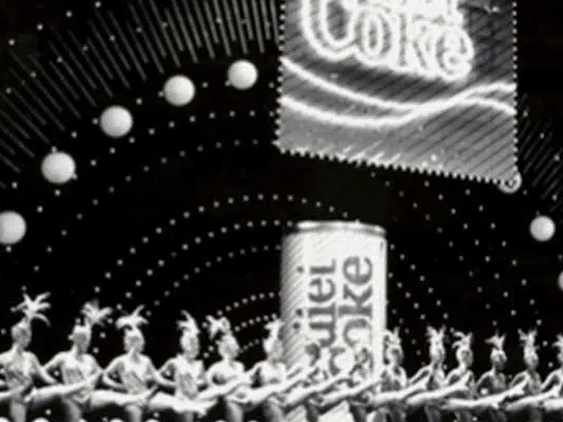 صورة قديمة بالأبيض والأسود لعرض راقص 1920 تتضمن ديكورًأ على شكل دايت كولا