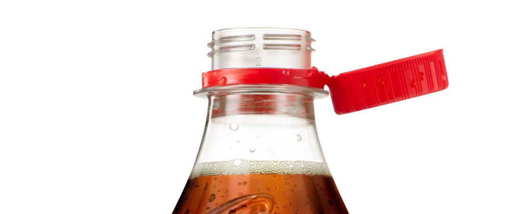 Coca-Cola ha desarrollado unos nuevos tapones unidos a las botellas con el fin de facilitar su recogida y reciclaje.