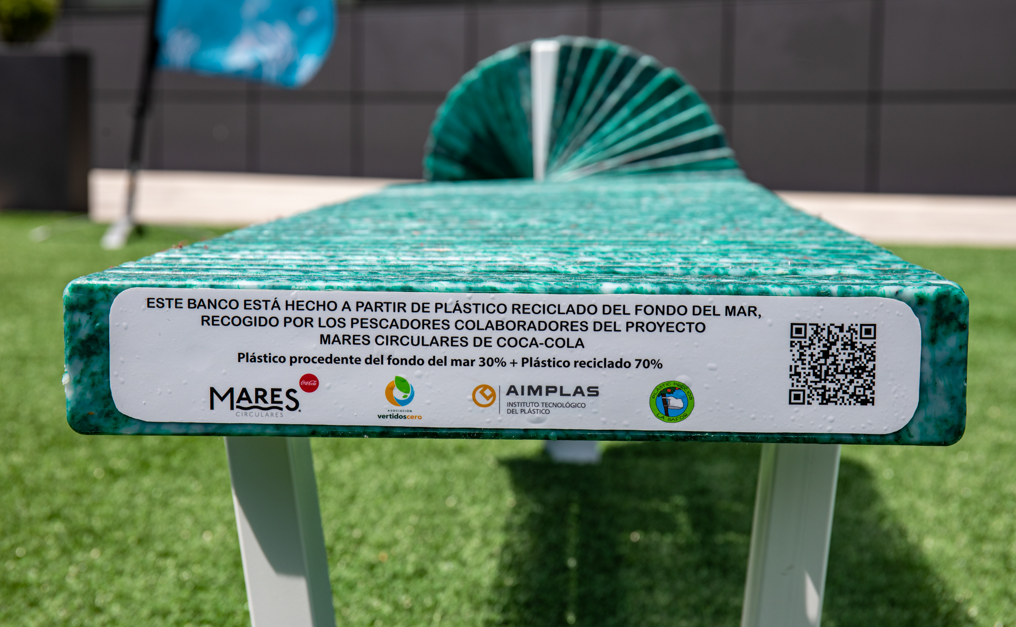 Bancos a partir de los residuos recogidos por este programa de Coca-Cola para realzar la importancia de los ocÃ©anos. 