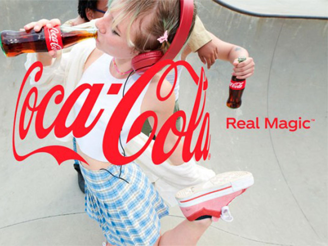Chica con auriculares bebiendo Coca-Cola y logo de Coca-Cola