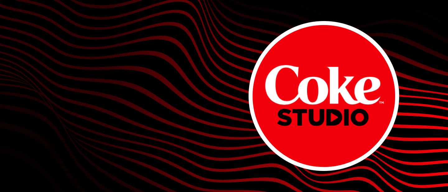Fondo negro con líneas curvas rojas que van en diagonal y se desvanecen, sobre la derecha se encuentra logo de Coke Studio