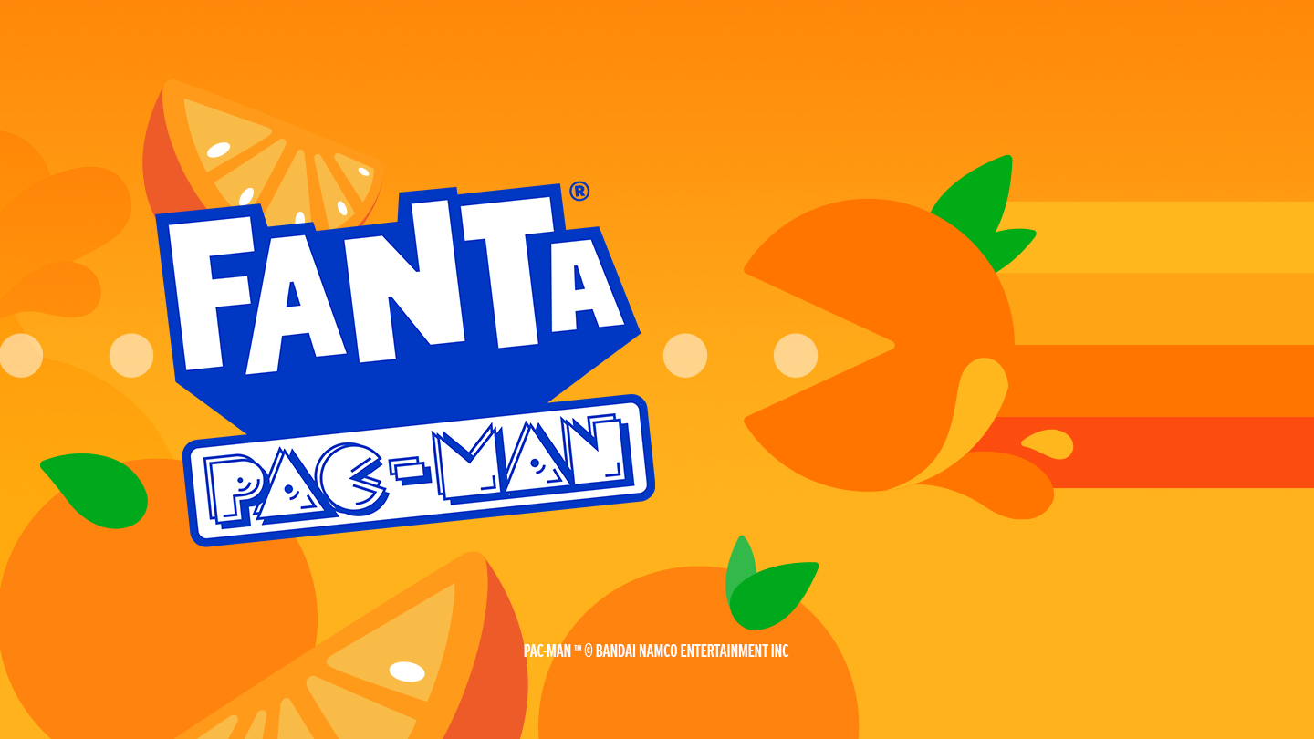 : Logo de la nueva Fanta PAC-MAN junto a un Pac-Man caracterizado como una naranja avanzando sobre un fondo naranja más claro donde se ven rodajas de naranja y frutas enteras.