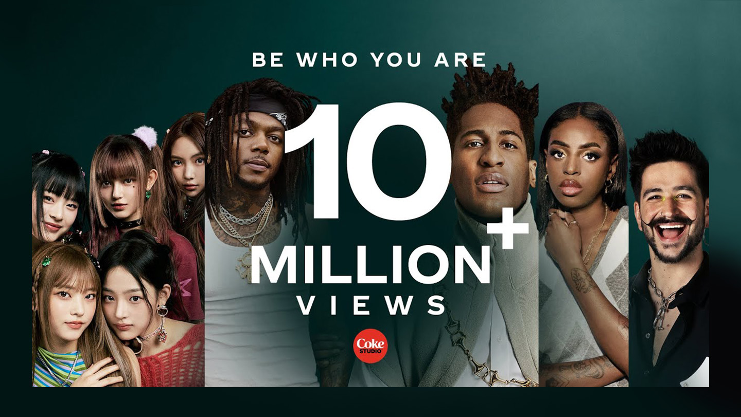 O logótipo da Coke Music e a frase "Be who you are. 10 Million + views" exibidos sobre imagens de vários artistas musicais