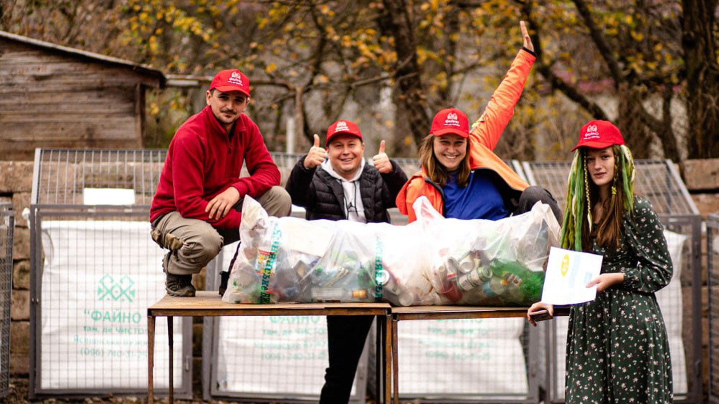 Команда волонтерів збирає сміття та очищає річки Закарпаття