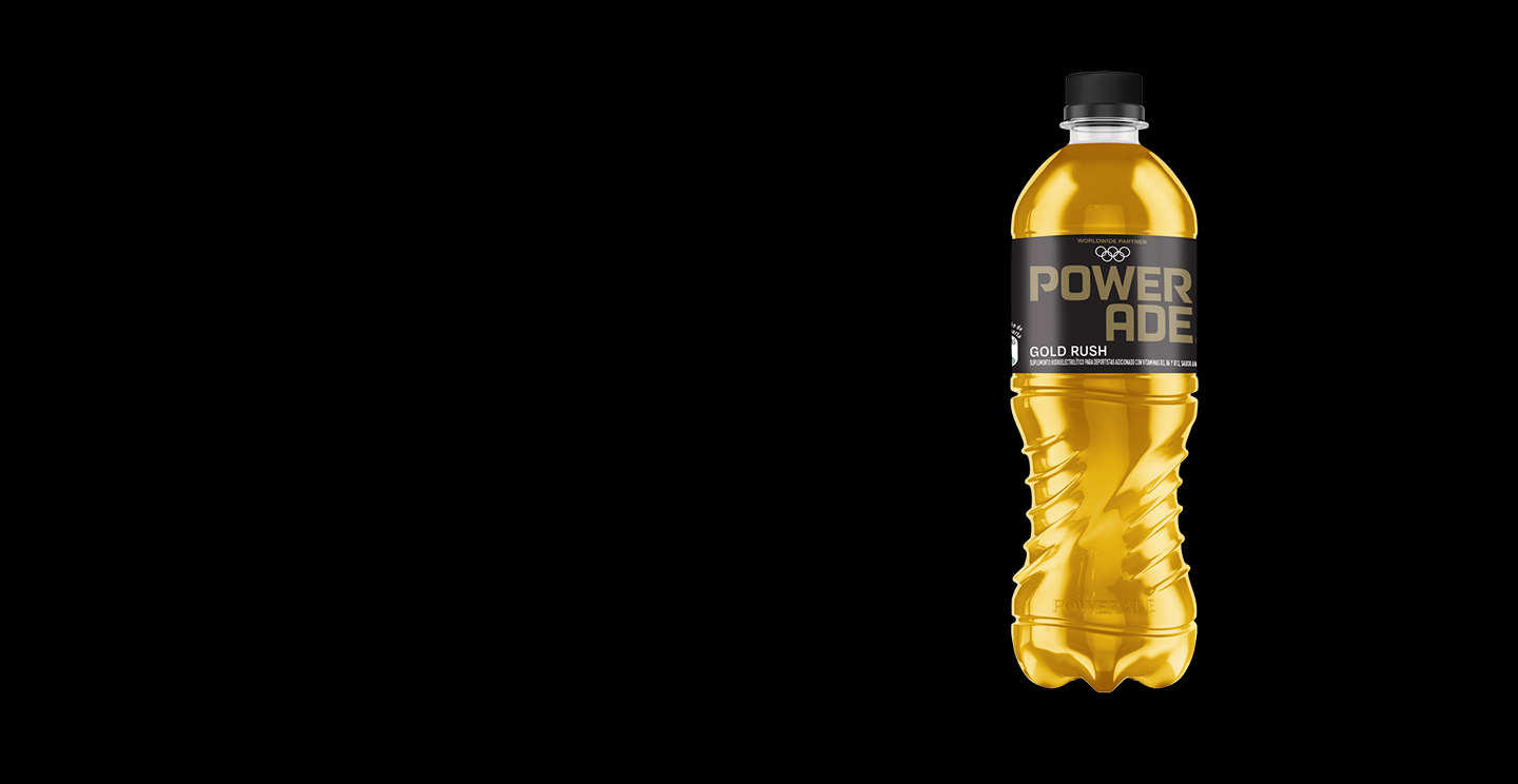 Botella de Powerade  'Gold Rush' en un fondo negro. El envase presenta un color dorado vibrante con el logotipo de Powerade y los anillos olímpicos, destacando su asociación como bebida oficial olímpica.​