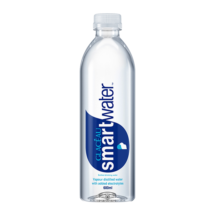 زجاجة مياه سمارت واتر على خلفية بيضاء