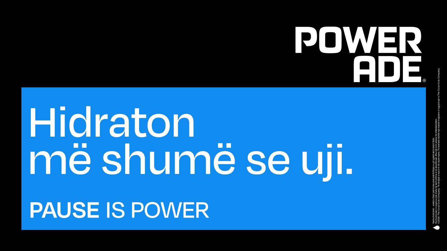Person duke pirë nga një shishe Powerade gjatë ushtrimit fizik