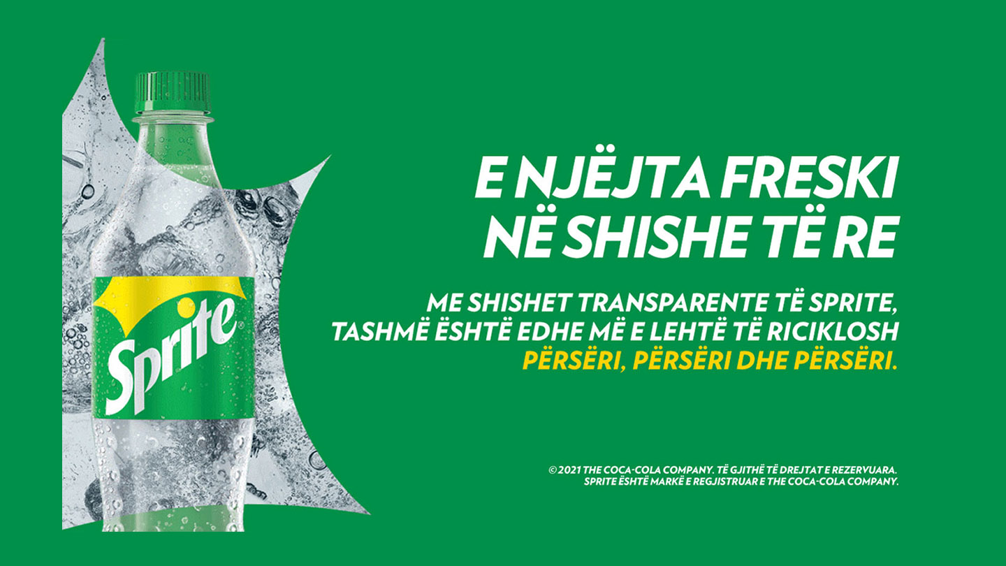 Një sfond i gjelbër me një pije të freskët Sprite në një shishe të re, me tekstin "E njëjta freski në shishe të re."