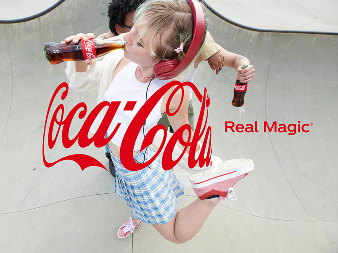 Një burrë dhe një grua që pinë Coca-Cola të lumtur