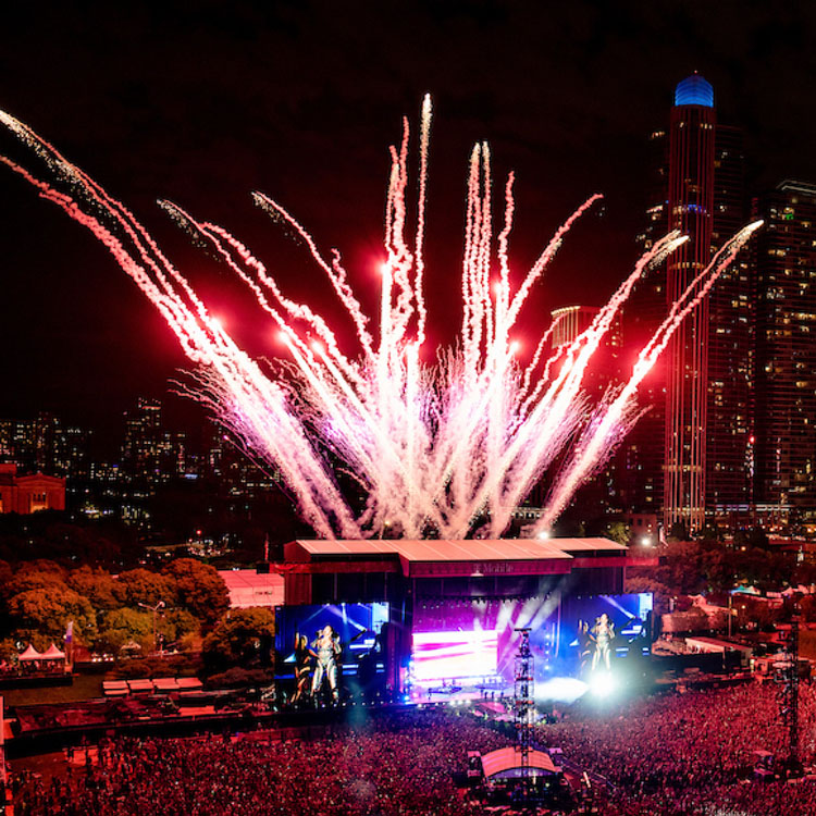 Vista aérea del show de pirotecnia en el escenario del Lollapalooza Chicago