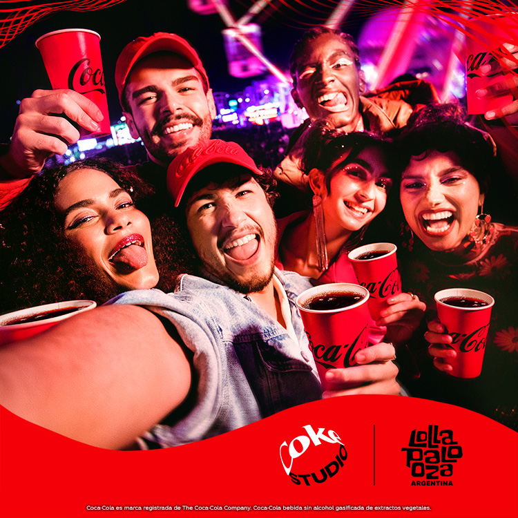 Selfie de seis jóvenes adultos, tres mujeres y tres hombres, en un Festival con vasos de Coca-Cola en sus manos, riendo, con un escenario de fondo.