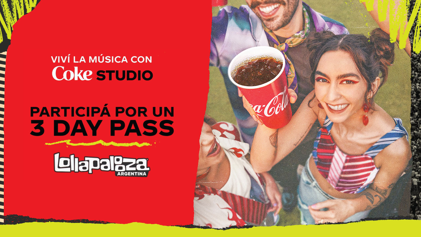 Un grupo de amigos de fiesta por la noche, sosteniendo vasos de Coca-Cola y bailando. Una mujer con el pelo rizado, vistiendo una blusa de patrón floral, está en primer plano riéndose alegremente, rodeada de amigos en un entorno animado y colorido.