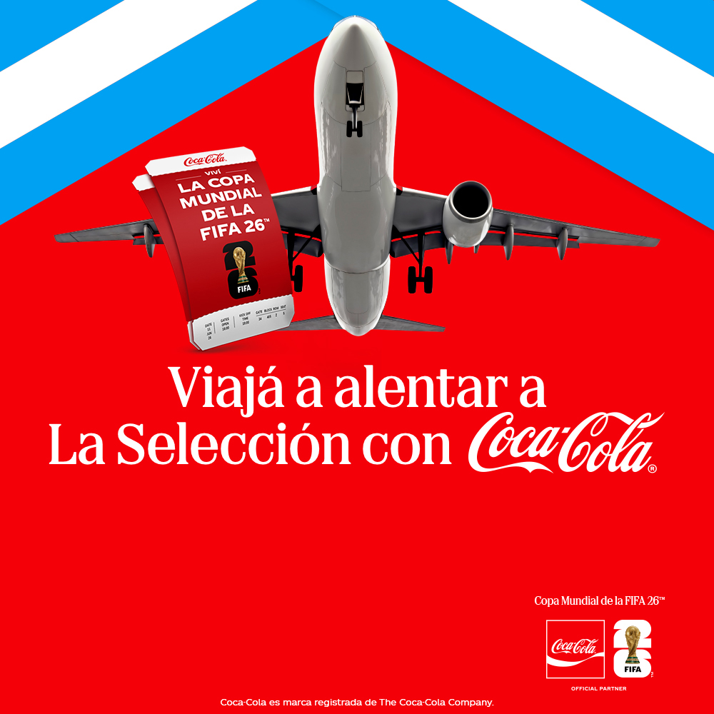 Banner de la Promoción "Coca-Cola te acerca". Se observa un avión y dos boletos para La Copa Mundial de la FIFA 26™ sobre un fondo rojo. Sobre el borde superior aparecen dos franjas del color de la bandera Argentina. Se lee "Viajá a alentar a La Selección con Coca-Cola".