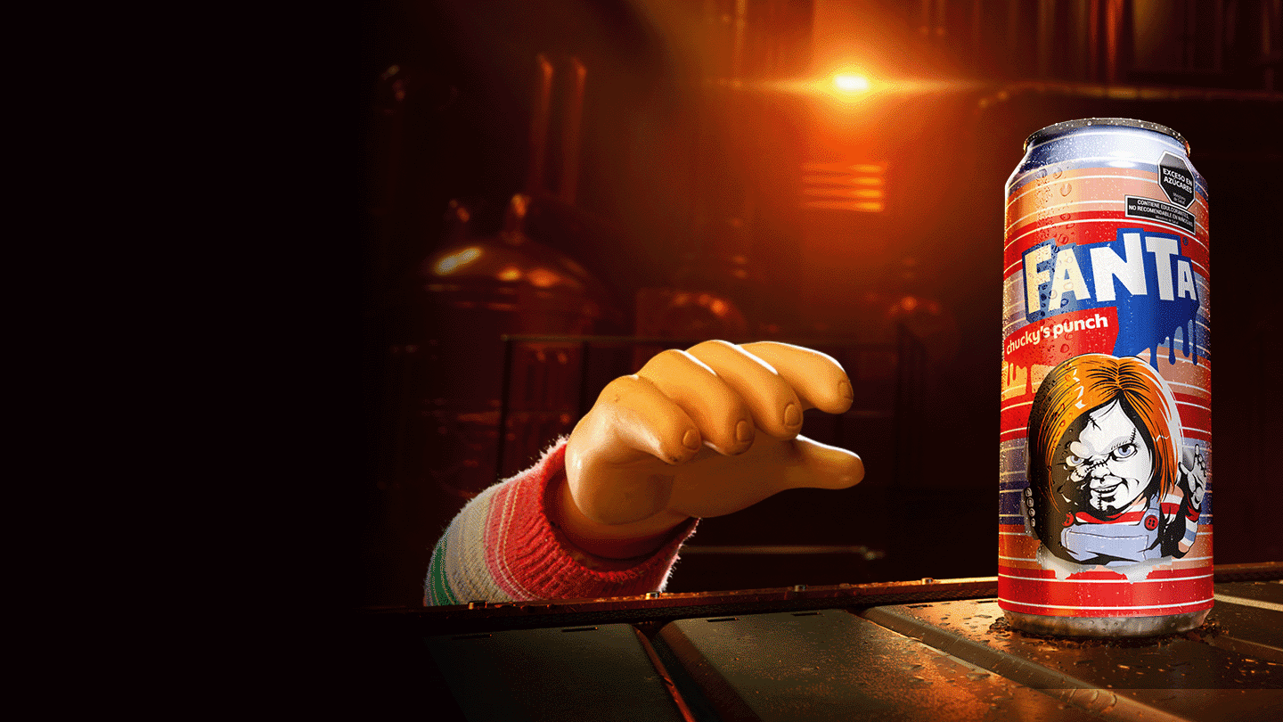Fondo naranja, manos alzadas. Logo Fanta azul goteando. Deseo intenso, toque misterioso.