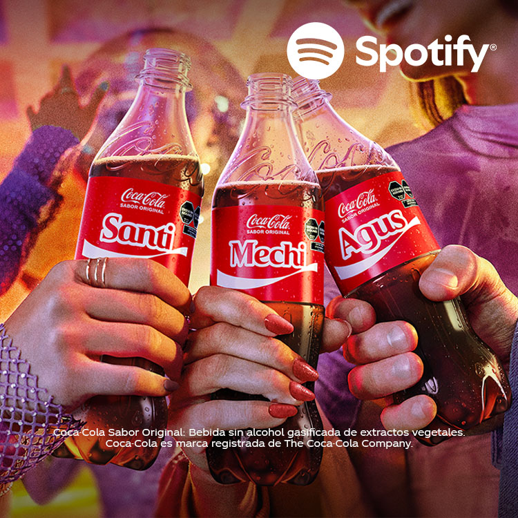 Tres personas sostienen una botella de Coca-Cola Sabor Original cada una, con los nombres Santi, Mechi y Agus en las etiquetas.