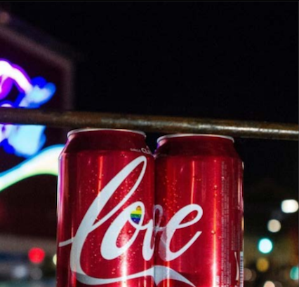 Dos latas de Coca-Cola con la palabra 'Amor' escrita en ellas