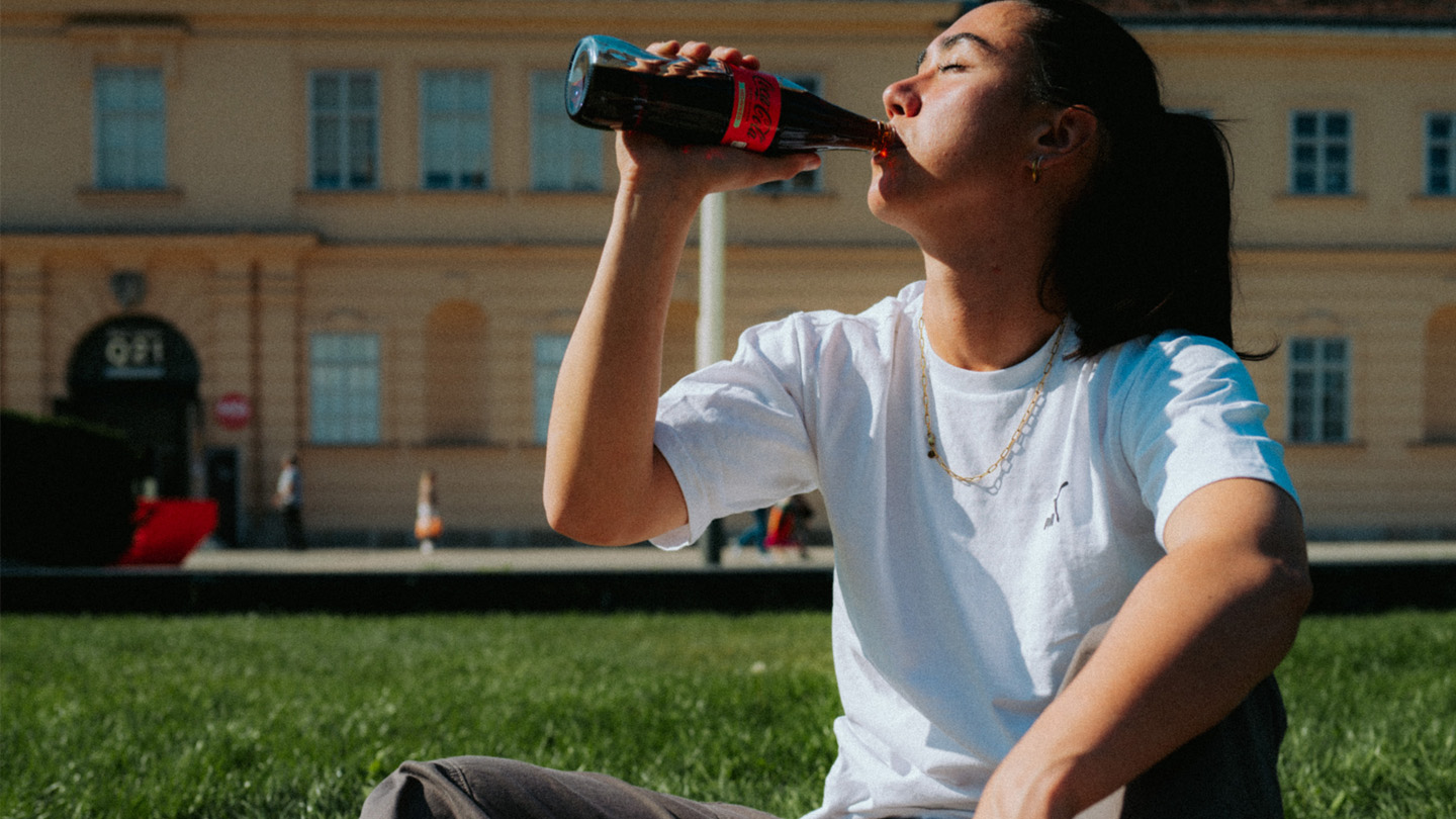 Zinsberger mit Coca Cola in der Hand