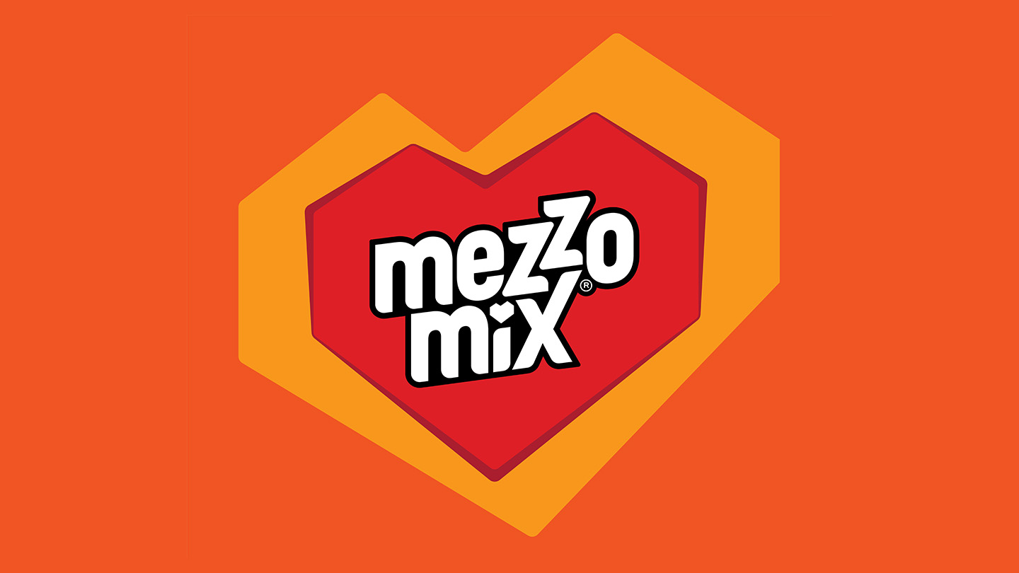 Das neue Mezzo-Mix-Logo mit einem Spritzer aus Cola und Orange in einem roten Herz, vor orangefarbenem Hintergrund.