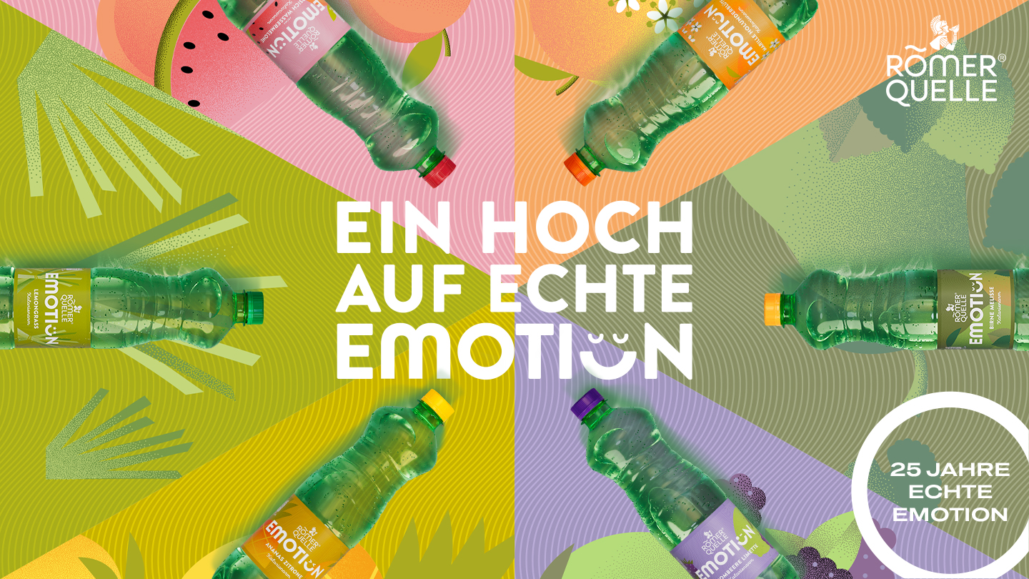 Sechs Römerquelle-Emotion-PET-Flaschen in verschiedenen Sorten, sternförmig vor einem bunten, fruchtigen Hintergrund angeordnet. Text im Bild: „Ein Hoch auf echte Emotion. 25 Jahre echte Emotion."