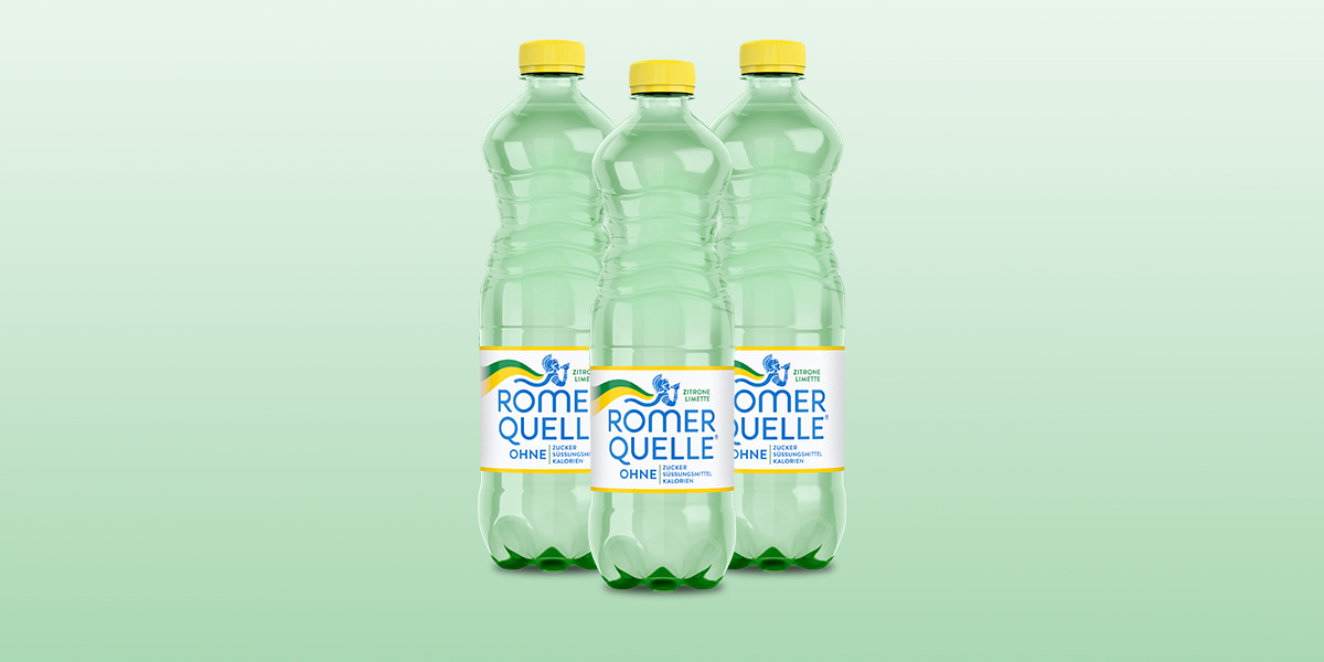Banner mit einer Flasche Römerquelle und dem Text „Ein Hoch auf die Tiefen. Magnesiumhaltiges natürliches Mineralwasser aus den Tiefen Österreichs. Voller Stärke, genau wie du.“