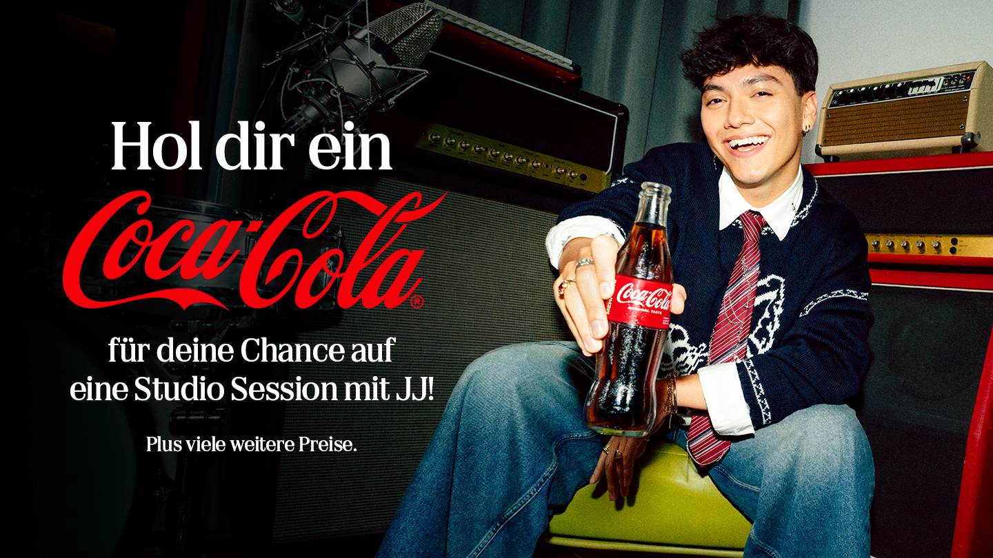 JJ mit einer Coca-Cola Flasche