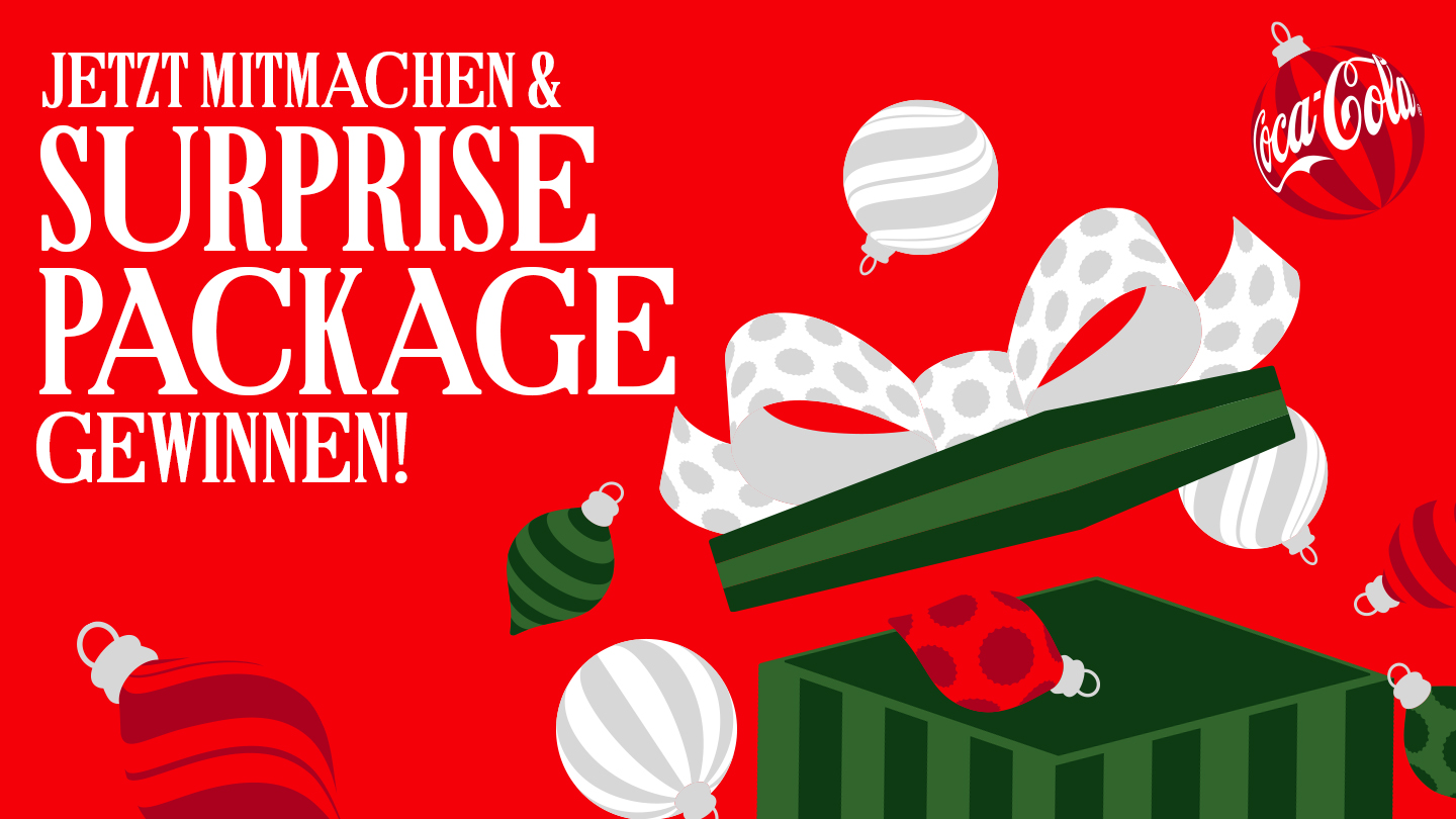 Person in Winterkleidung steht auf einer schneebedeckten Landschaft und blickt auf das grün leuchtende Nordlicht am Himmel.