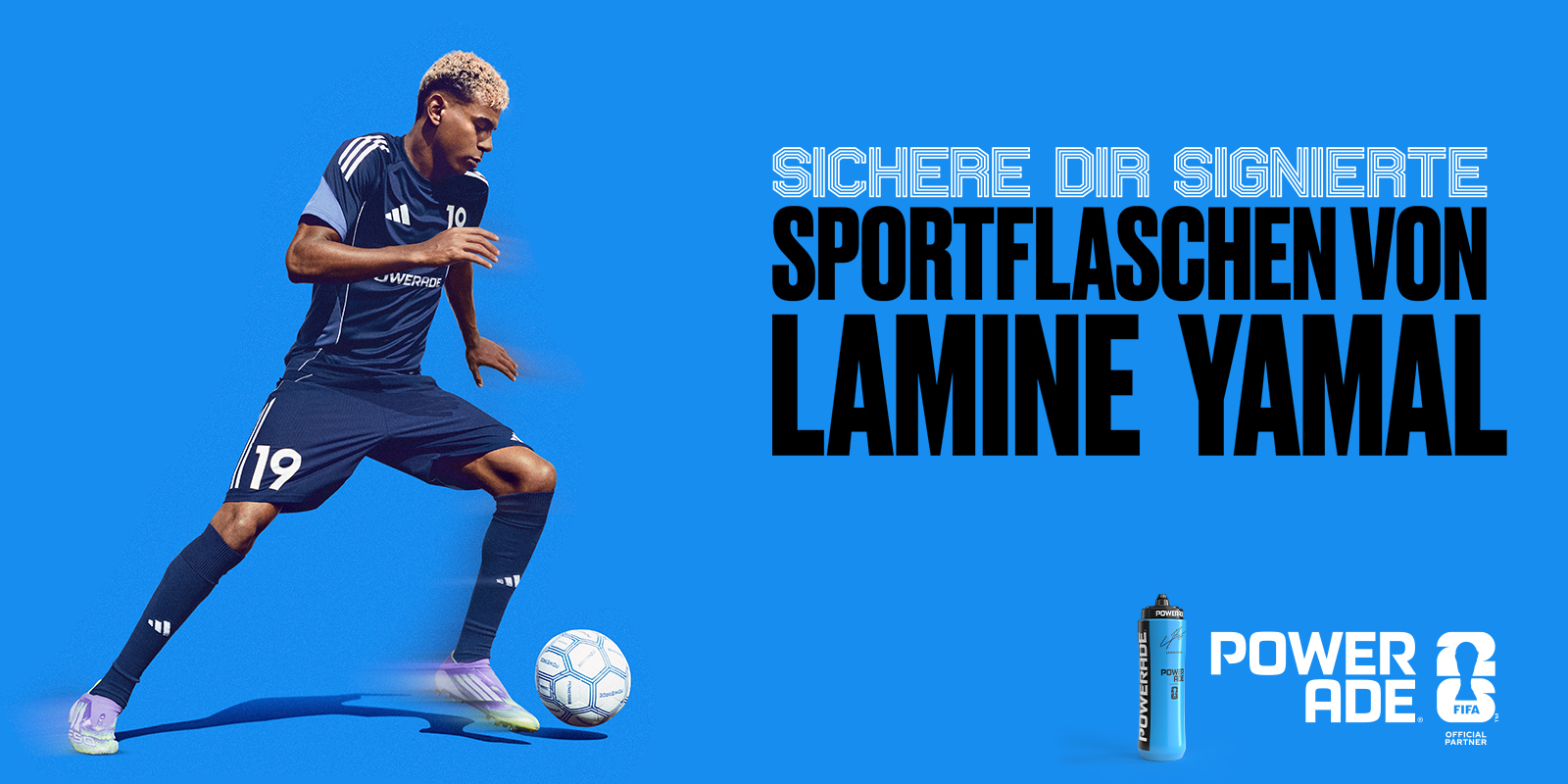 Fußballspieler in blauem Trikot (Lamine Yamal) dribbelt einen Ball nach vorne vor blauem Hintergrund. Text: „Sichere dir signierte Sportflaschen von Lamine Yamal“. Unten rechts Powerade-Flasche und FIFA-Logo.