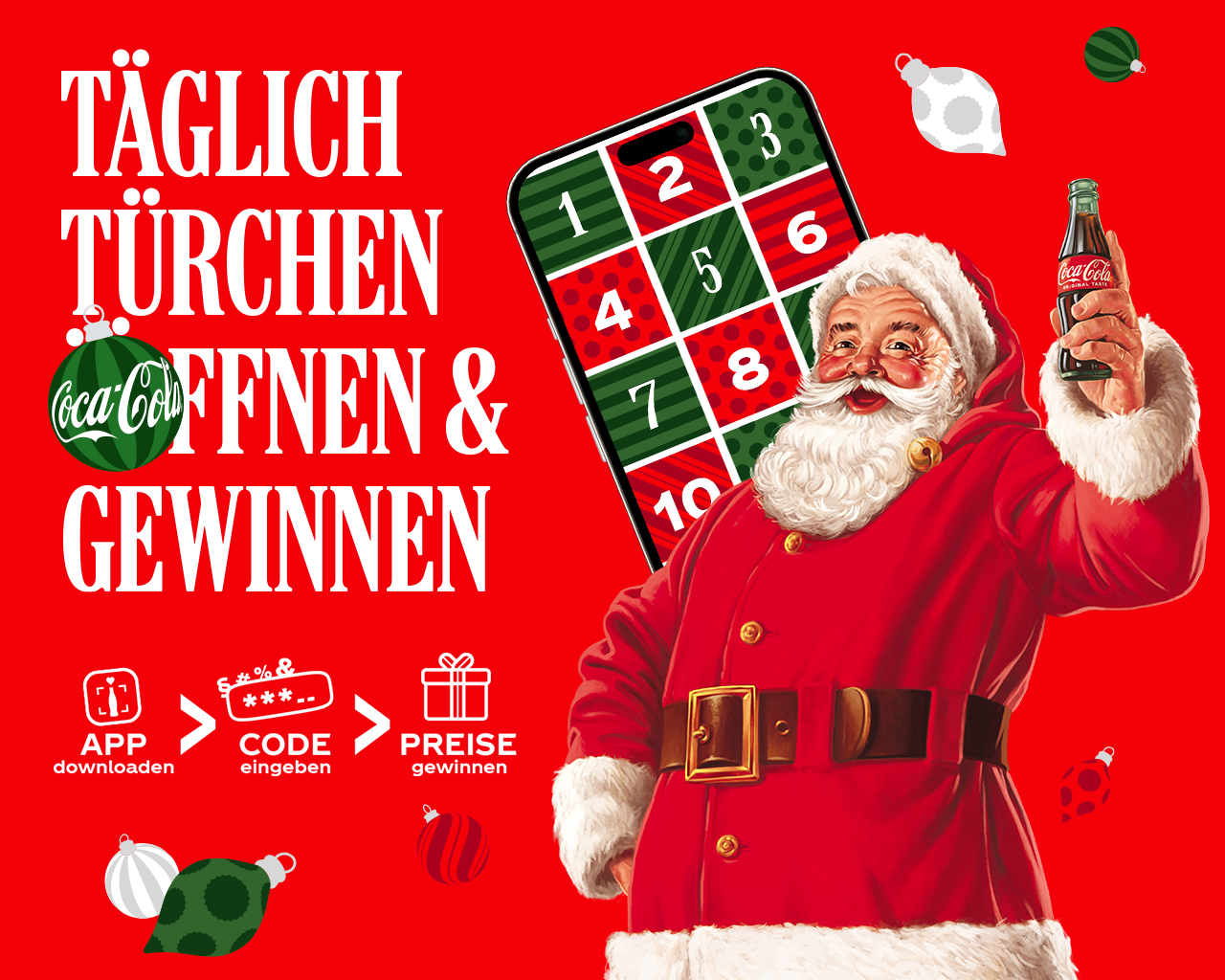 Illustration des Coca-Cola Weihnachtsmanns mit einer Glasflasche Coca-Cola in der Hand. Daneben steht ein Smartphone mit Adventskalender-Design und Zahlen. Text: „Täglich Türchen öffnen & gewinnen“. Roter Hintergrund mit Weihnachtskugeln und Coca-Cola Branding.