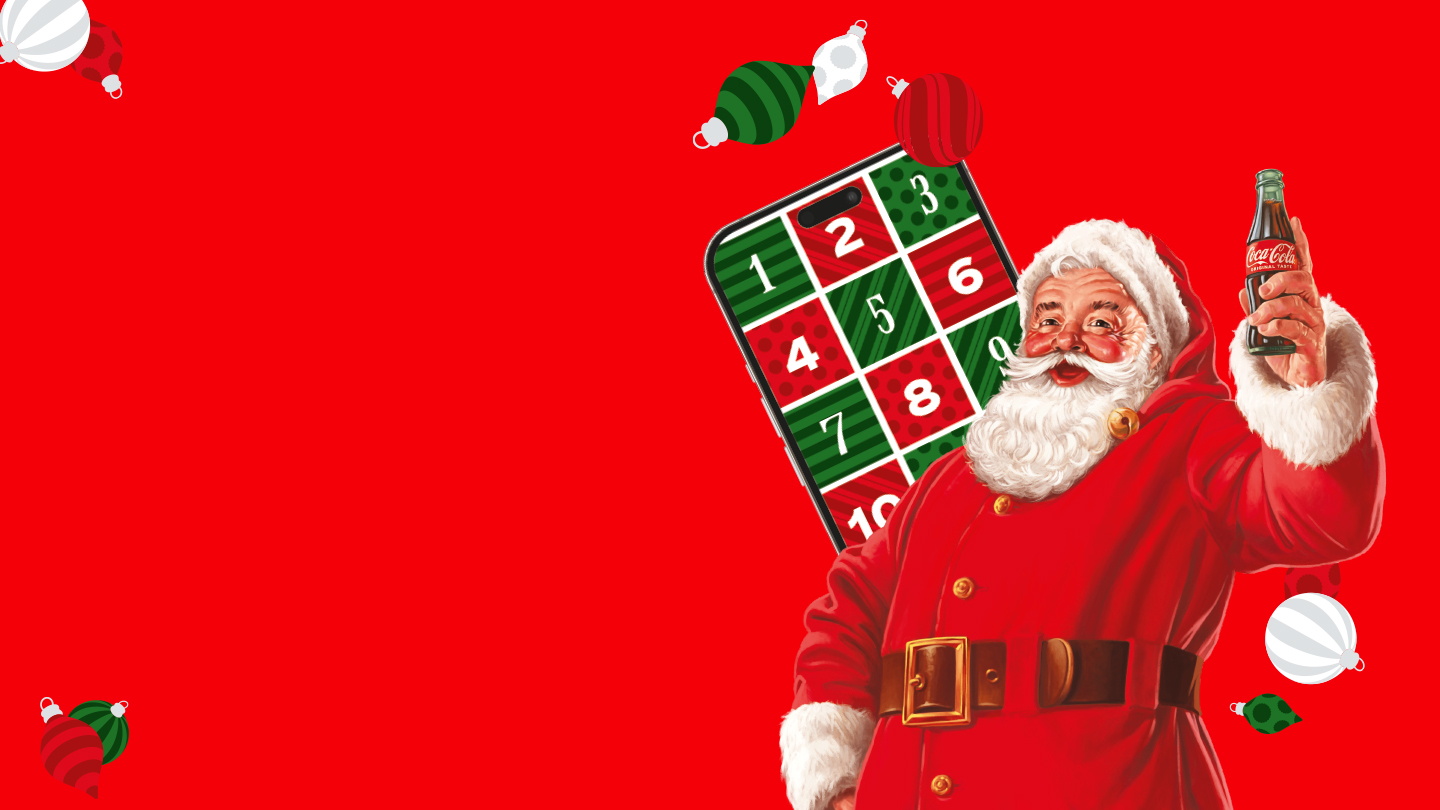 Illustration des Coca-Cola Weihnachtsmanns mit einer Glasflasche Coca-Cola in der Hand. Daneben steht ein Smartphone mit Adventskalender-Design und Zahlen. Text: „Täglich Türchen öffnen & gewinnen“. Roter Hintergrund mit Weihnachtskugeln und Coca-Cola Branding.