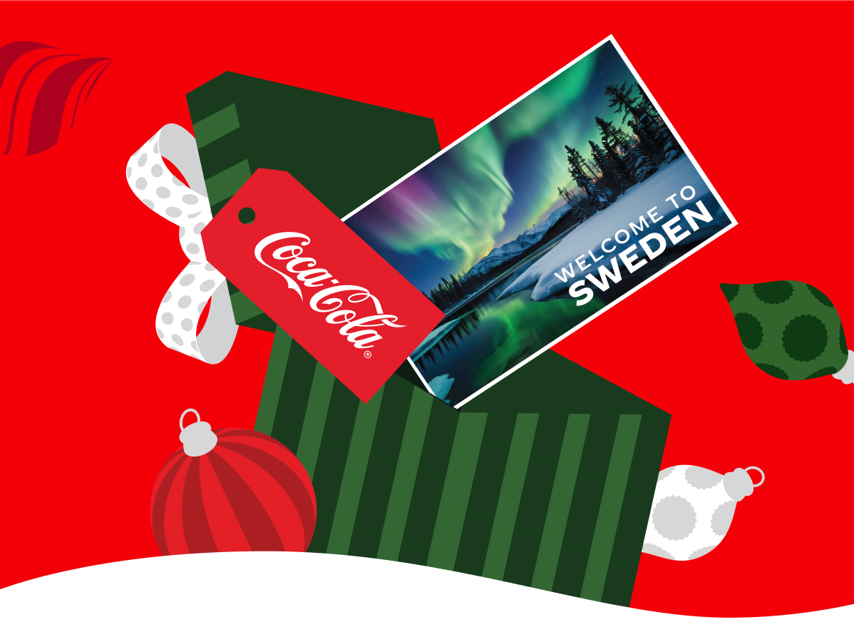 Illustration einer grünen Geschenkbox mit Coca-Cola Anhänger und weißer Schleife. Darin steckt eine Postkarte mit Nordlichtern und der Aufschrift „Welcome to Sweden“, umgeben von roten und weißen Weihnachtskugeln auf rotem Hintergrund.