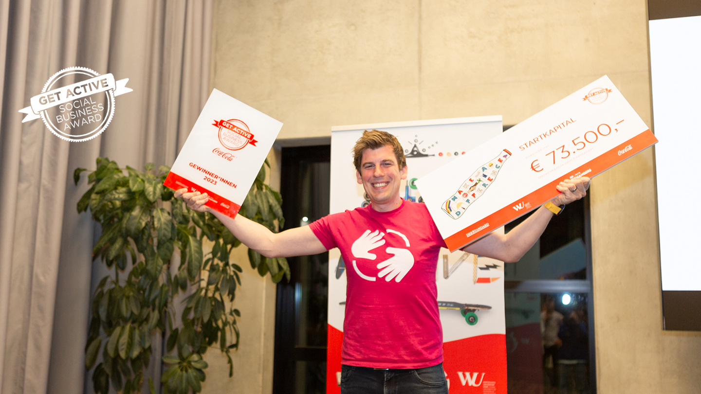 Der Gewinner des Get active Social Business Awards Mathias Nadrag (vom Projekt  „Energiegemeinschaft Österreich“) mit dem Preisgeld-Check