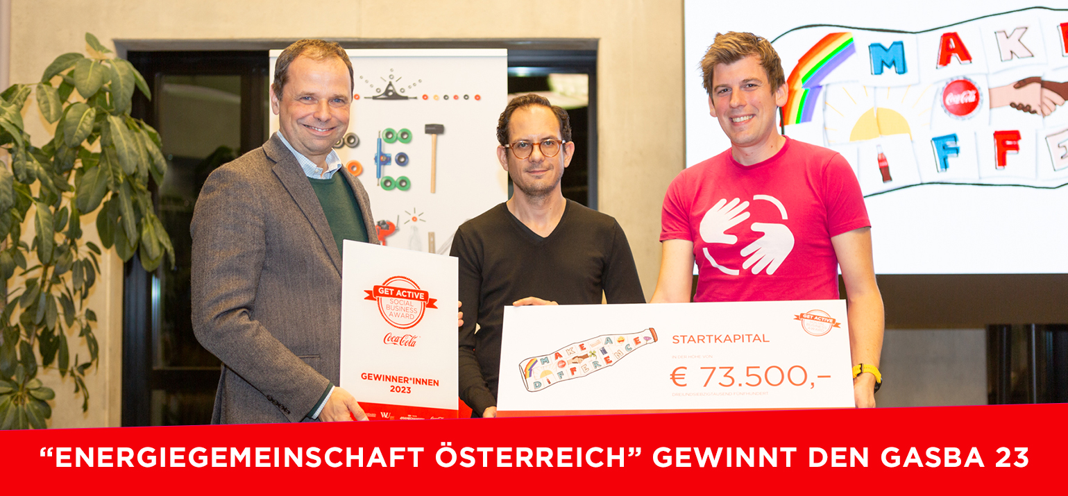 Der Gewinner des Get active Social Business Awards Mathias Nadrag (vom Projekt „Energiegemeinschaft Österreich“) mit dem Preisgeld-Check, Philipp Bodzenta von Coca-Cola Österreich und Mark Joainig von Coca-Cola HBC Austria.
