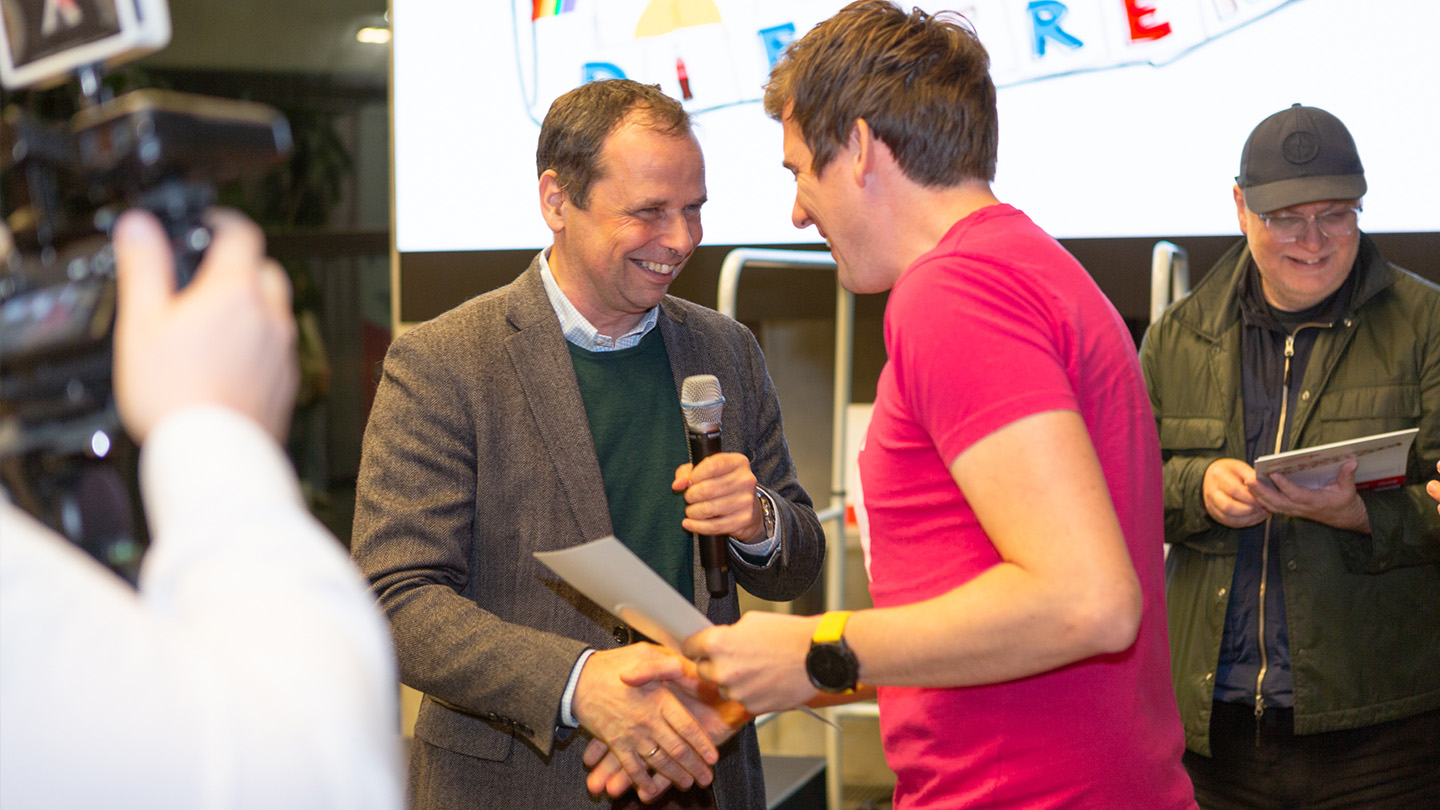 Der Gewinner des Get active Social Business Awards Mathias Nadrag (vom Projekt „Energiegemeinschaft Österreich“) mit Philipp Bodzenta