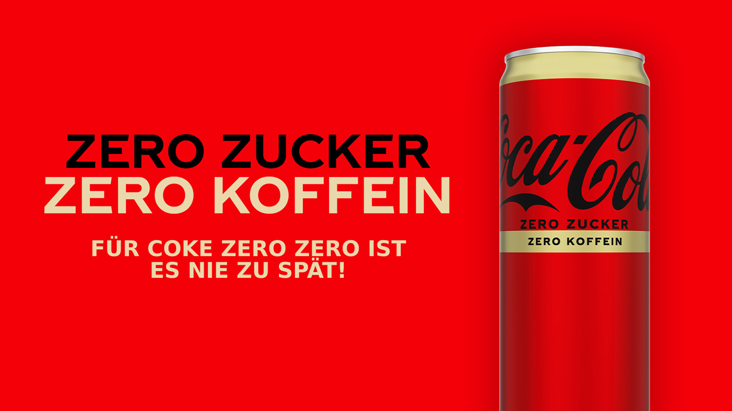 Banner mit einer Dose Coca-Cola zero Zucker zero Koffein auf der rechten Seite. Auf der Linken Seite der Text „Zero Zucker, Zero Koffein – für Coke Zero ist es nie zu spät“. 