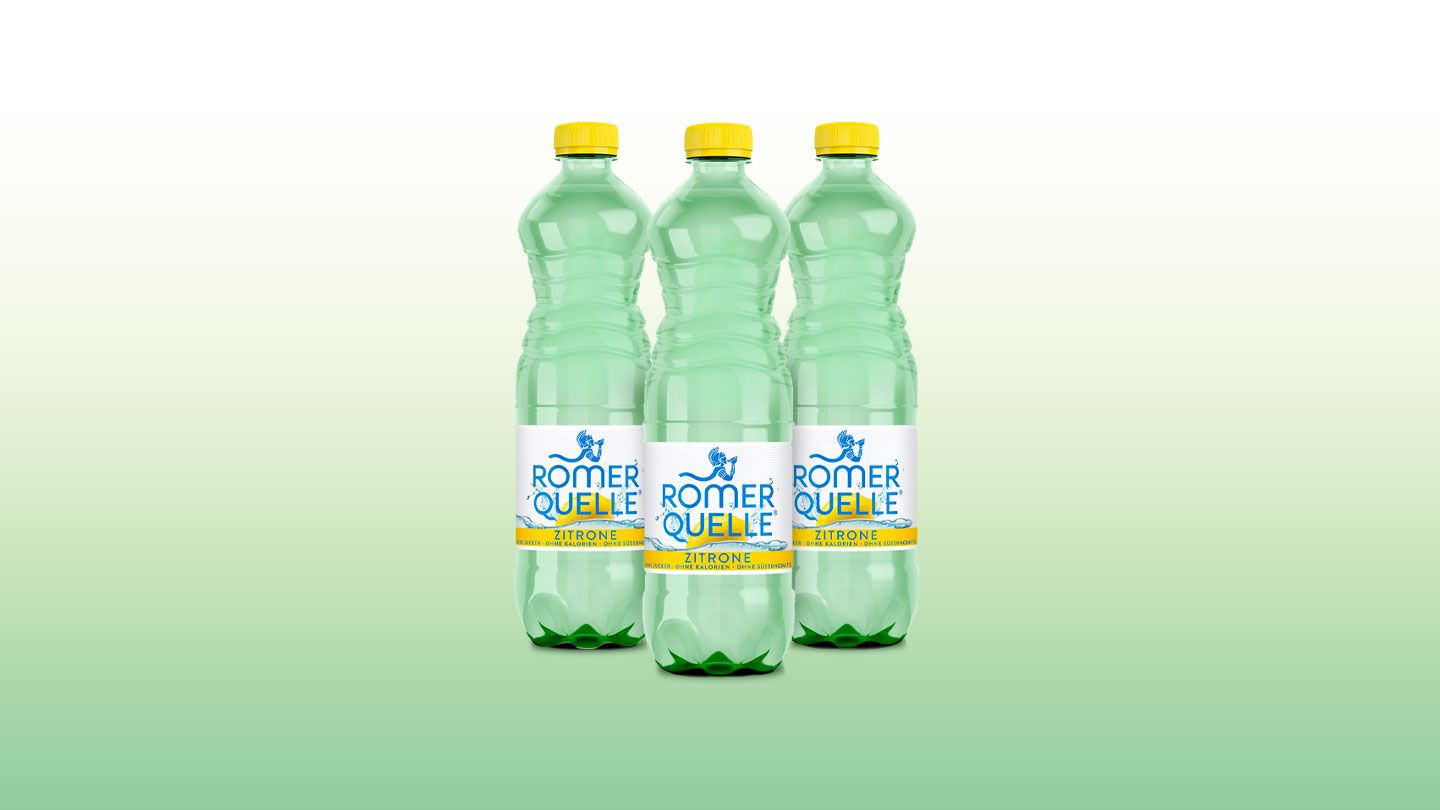 Banner mit einer Flasche Römerquelle und dem Text „Ein Hoch auf die Tiefen. Magnesiumhaltiges natürliches Mineralwasser aus den Tiefen Österreichs. Voller Stärke, genau wie du.“