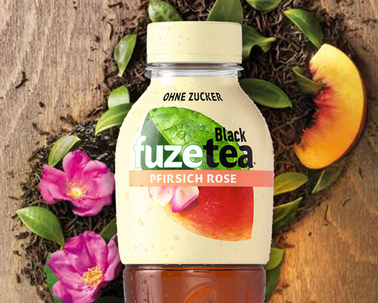 Eine Flasche FuzeTea ohne Zucker Schwarzer Tee Pfirsich Rose