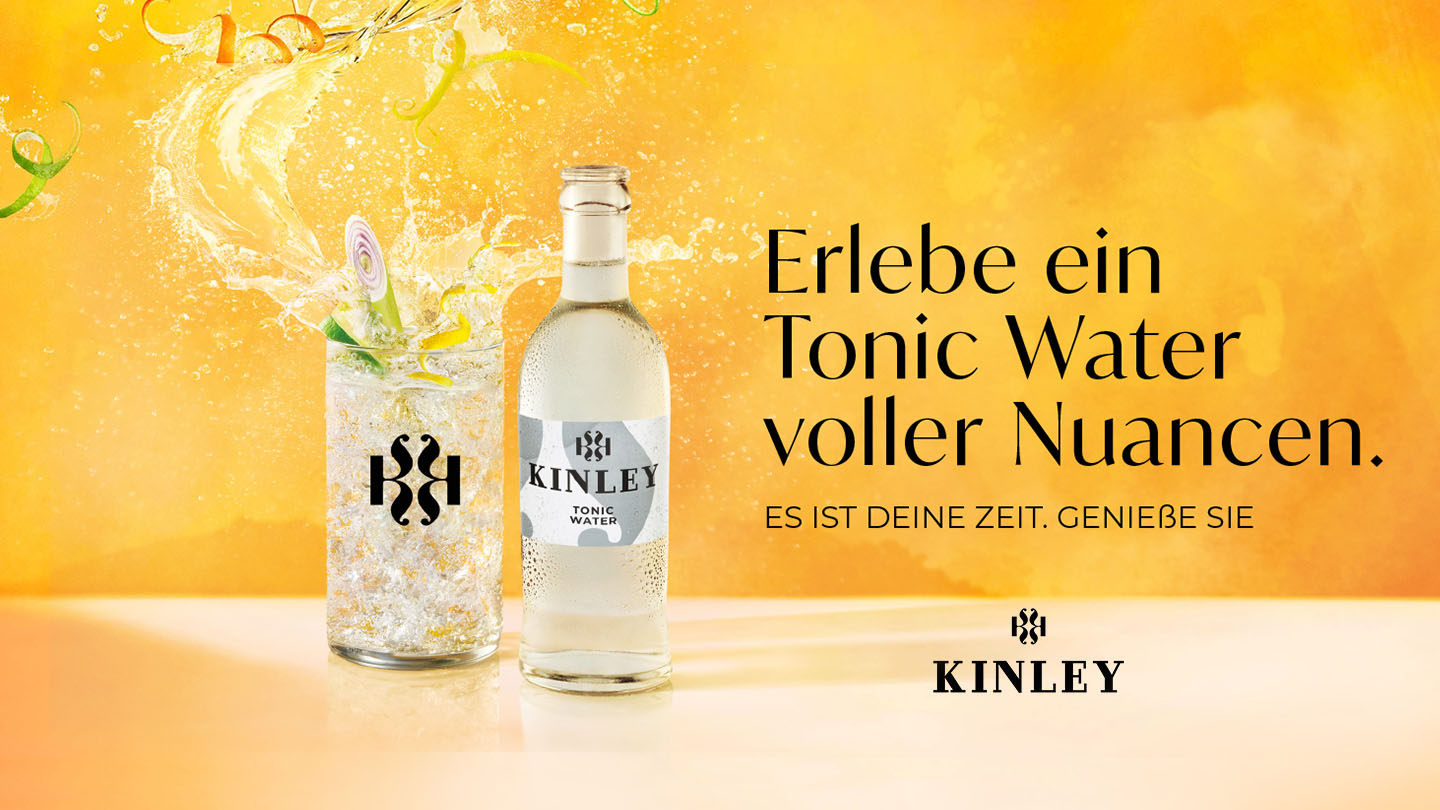Banner mit einem Glas sprudelndem Kinley Tonic Water neben einer Flasche Kinley. Daneben der Text „Erlebe ein Tonic Water voller Nuancen. Es ist deine Zeit. Geniesse sie.“