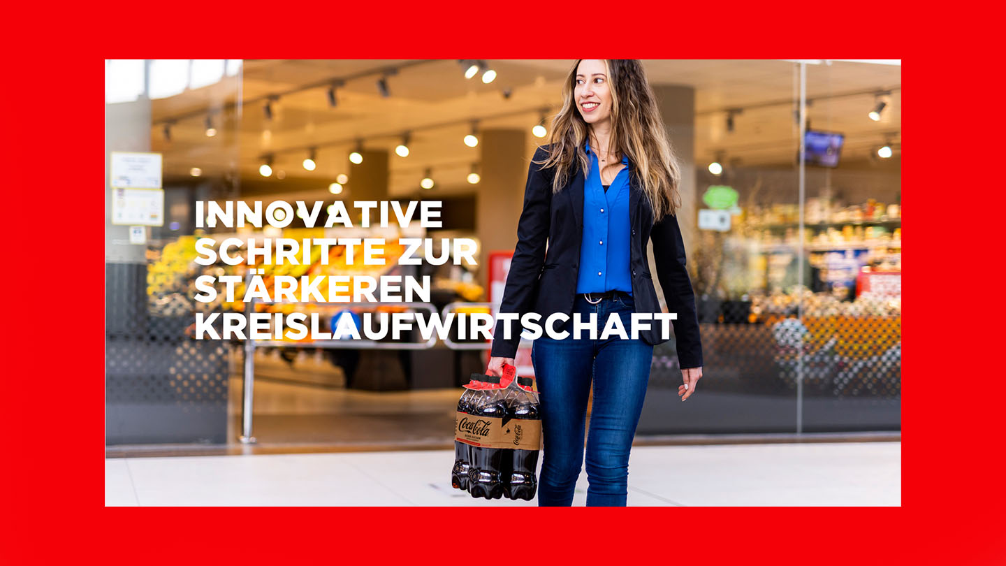Foto einer Frau, die aus einem Laden kommt und einen Multipack Coca-Cola trägt. Darübergelegt der Text "Innovative Schritte zur stärkeren Kreislaufwirtschaft"