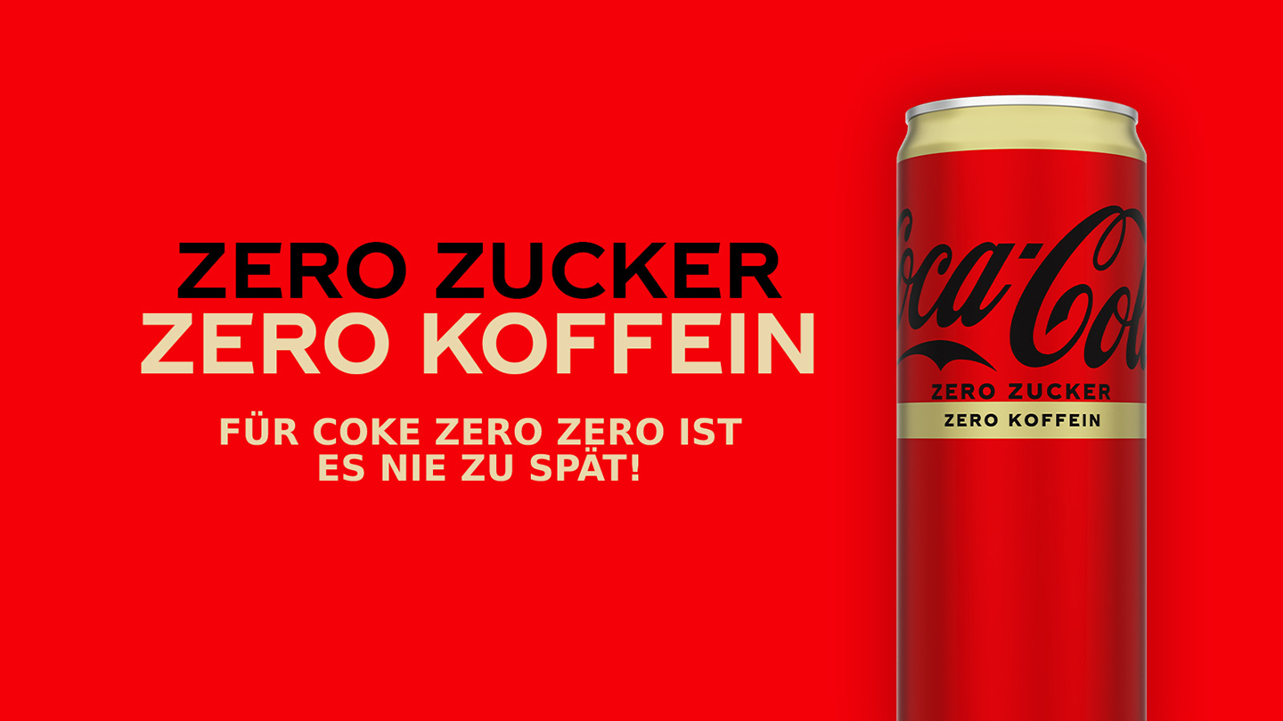 Banner mit einer Dose Coca-Cola zero Zucker zero Koffein auf der rechten Seite. Auf der Linken Seite der Text „Zero Zucker, Zero Koffein – für Coke Zero ist es nie zu spät“. 