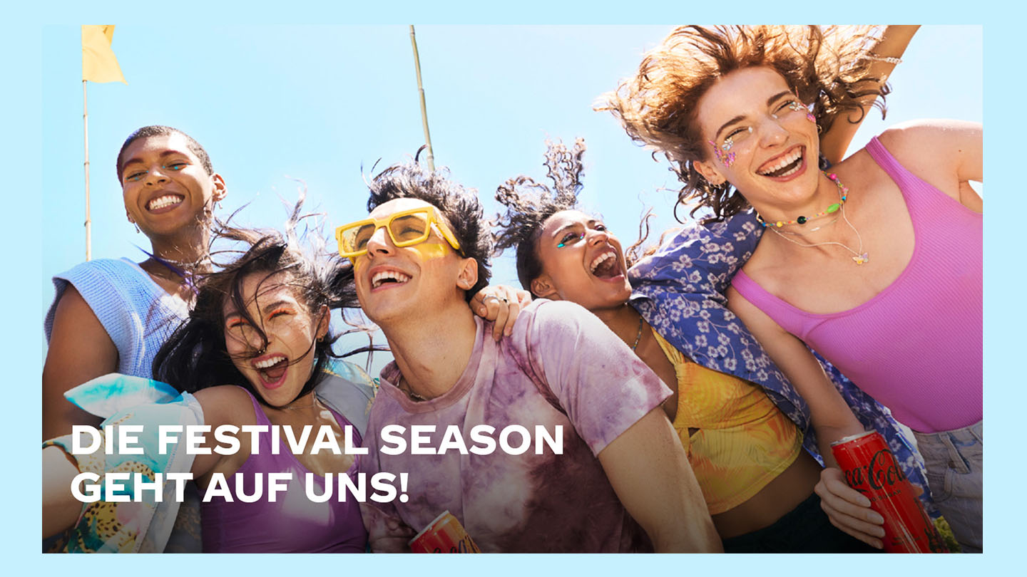 Foto von fünf lachenden Personen, links unten der Text "Die Festival Season geht auf uns!"