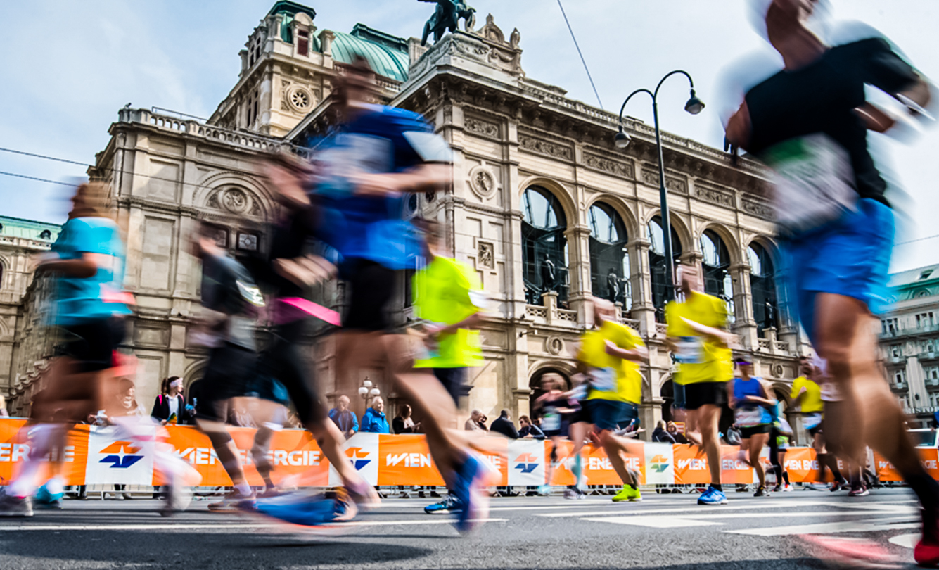 Aufnahme laufender Menschen während des Staffelmarathons im Rahmen des Vienna City Marathons