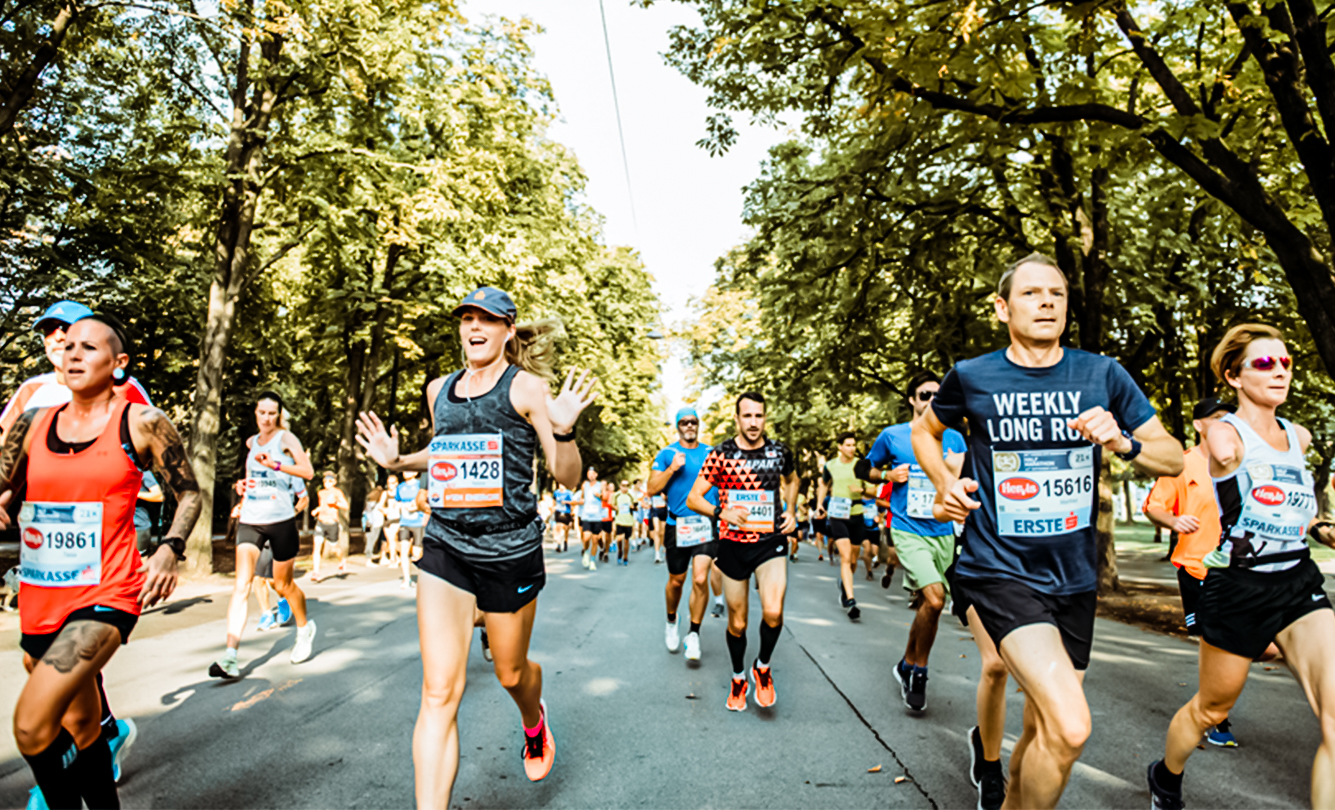 Aufnahme laufender Menschen von vorne während des Staffelmarathons im Rahmen des Vienna City Marathons