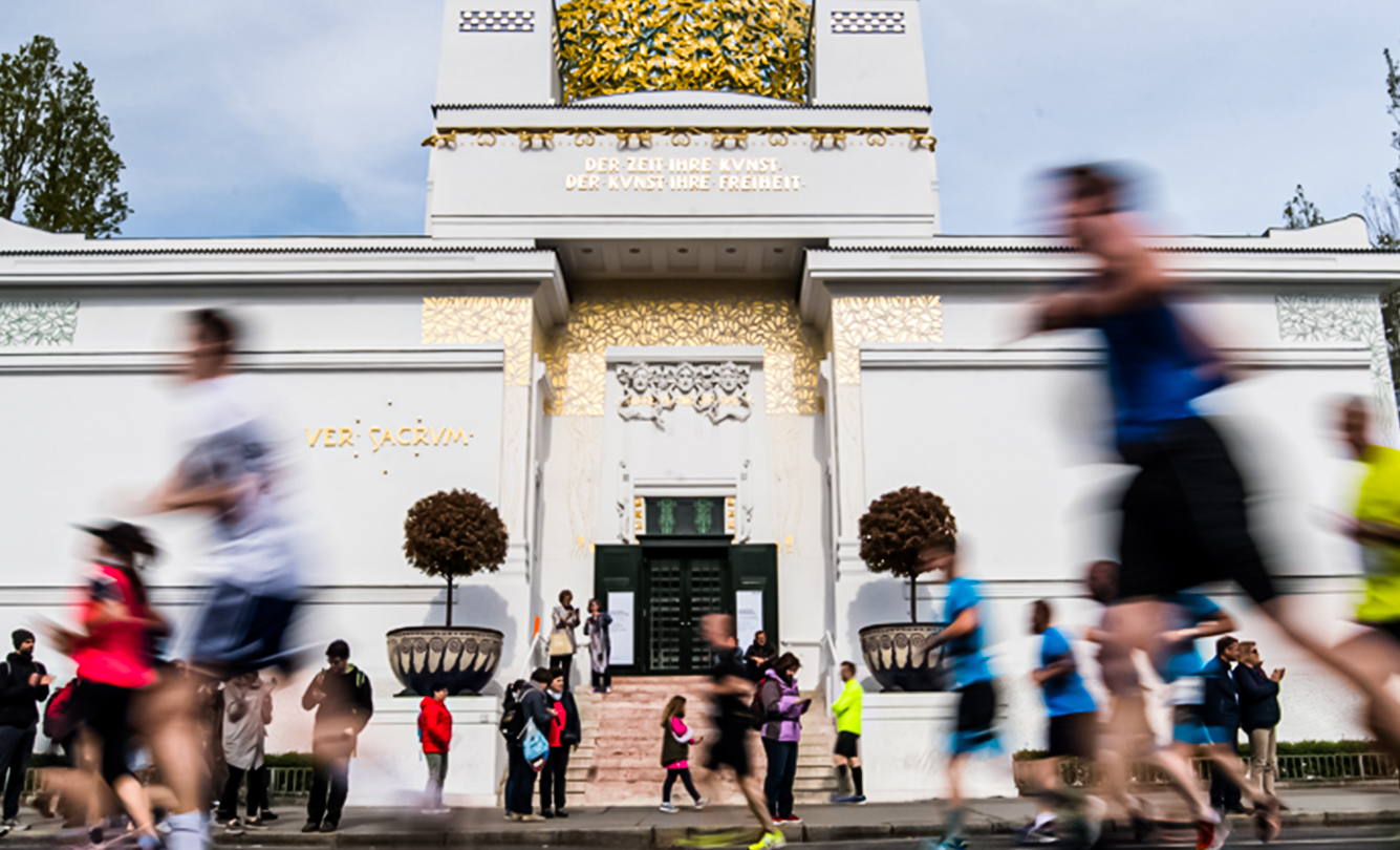 Aufnahme laufender Menschen aus der Froschperspektive während des Staffelmarathons im Rahmen des Vienna City Marathons