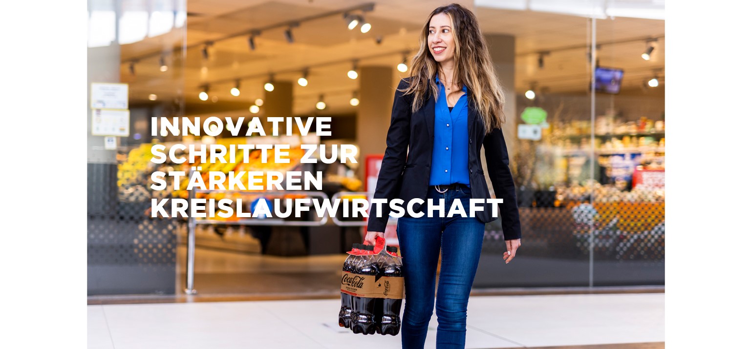 Foto einer Frau, die aus einem Laden kommt und einen Multipack Coca-Cola trägt. Darübergelegt der Text "Innovative Schritte zur stärkeren Kreislaufwirtschaft"