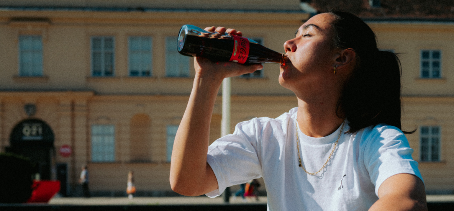 Frau trinkt Coca-Cola